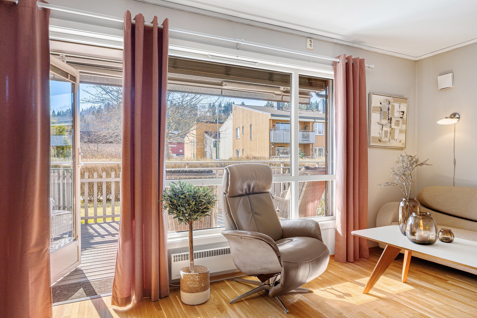 Romslig stue med god plass til både sofagruppe og spisegruppe. Galleribilde