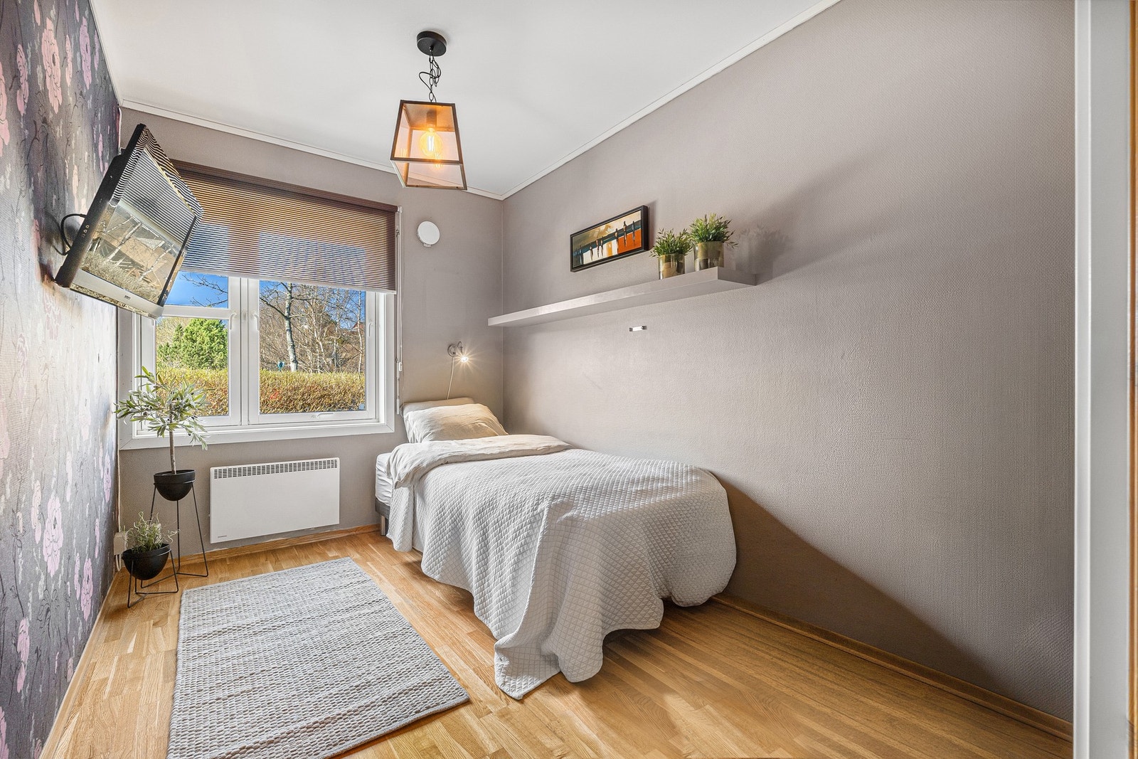 Soverom med plass til både enkeltseng og dobbeltseng. Her er det plass for oppsett av garderobeskap. Galleribilde