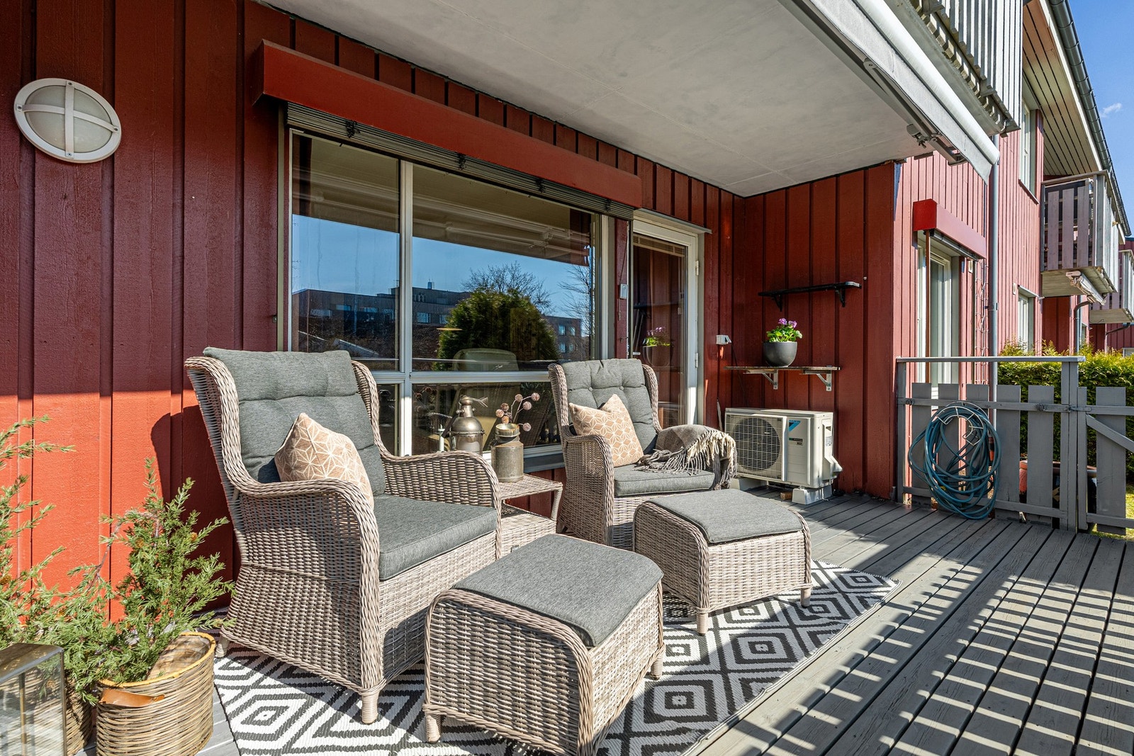 Sørvest-vendt terrasse med gode solforhold. Det er montert elektrisk markise på terrassen. Galleribilde