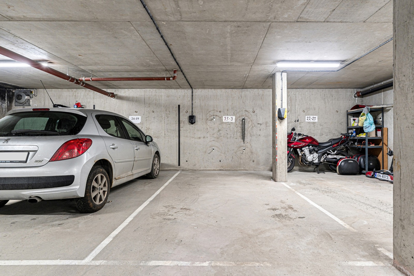 Det medfølger parkeringsplass i felles garasjekjeller. Det er installert elbil-lader på p-plassen. Galleribilde