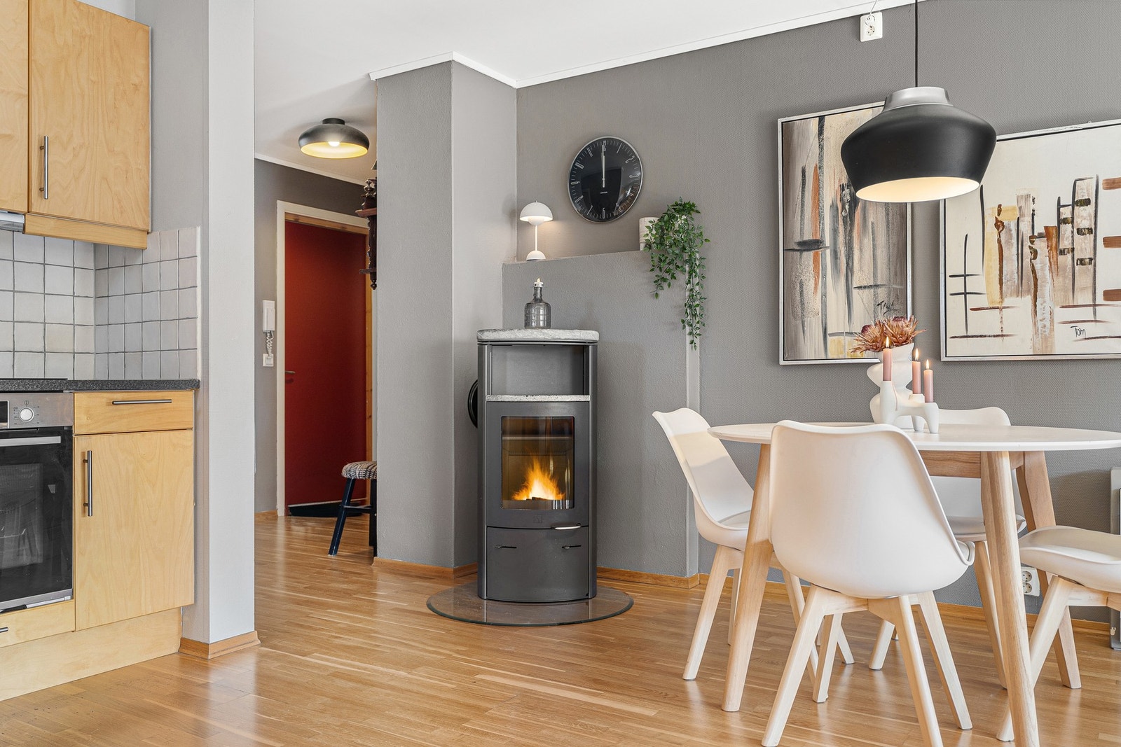 Boligen varmes opp via elektrisitet, varmepumpe og vedfyring. Galleribilde