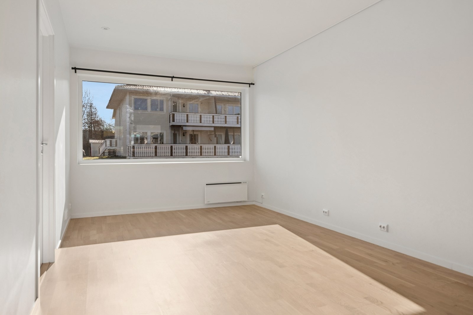 Innbydende stue med fin planløsning og god plass til både sofagruppe og spiseområde. Galleribilde