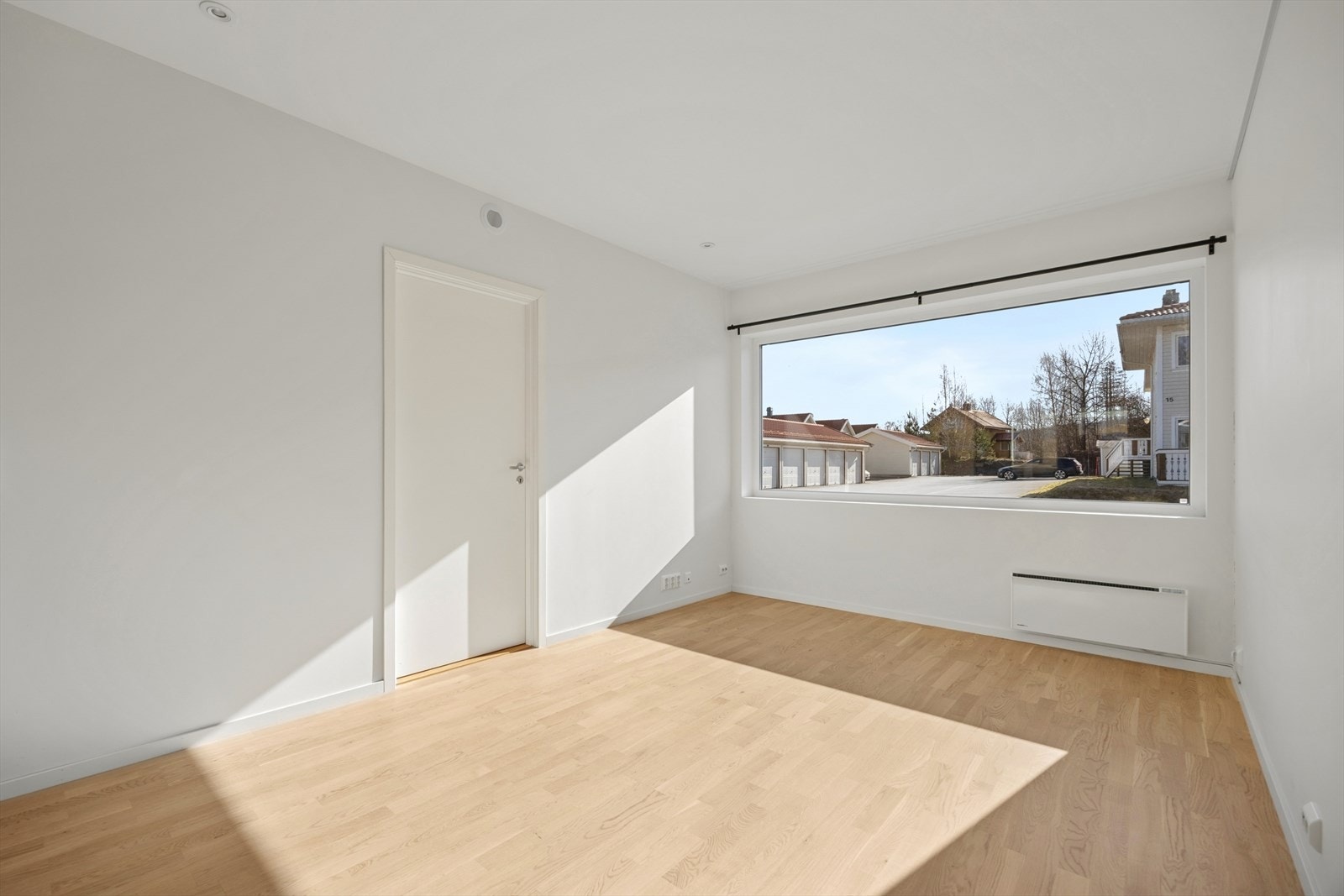 Stuen byr på god på plass med rikelig lysinnslipp. Galleribilde