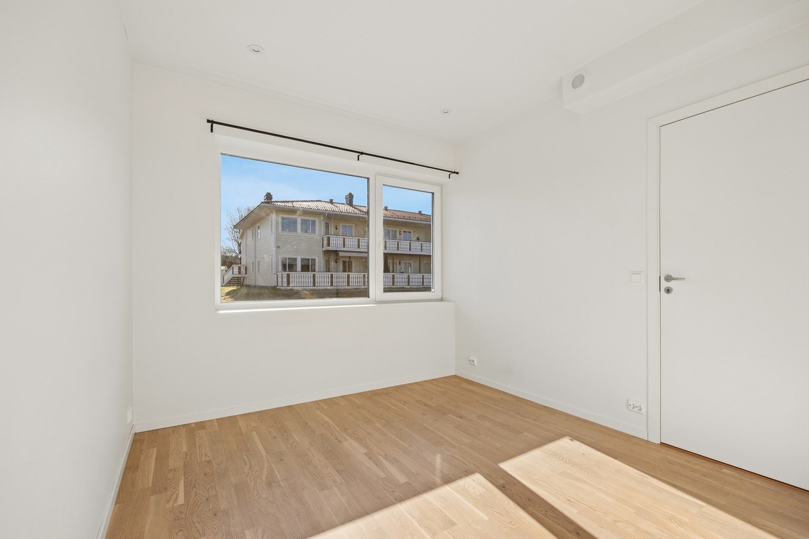 Soverom av god størrelse med naturlig plass til både seng og oppbevaring. Galleribilde