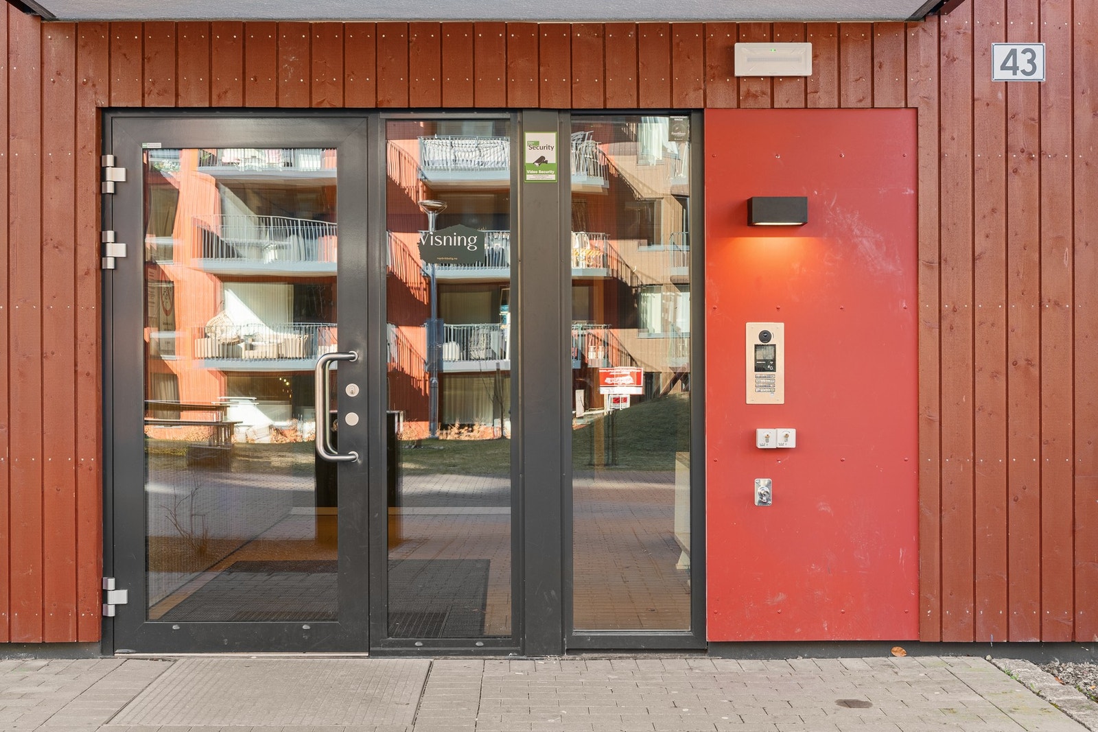 Inngangsparti til blokken. Galleribilde
