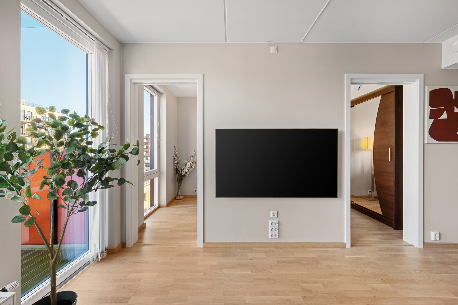 Det er overflater med 3-stavs parkett på gulv, samt vegger med malte plater og malt mur. Galleribilde