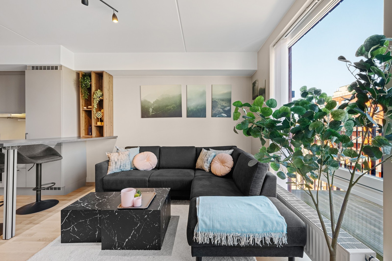 Innbydende stue med god plass til sofagruppe og annet ønsket møblement. Galleribilde