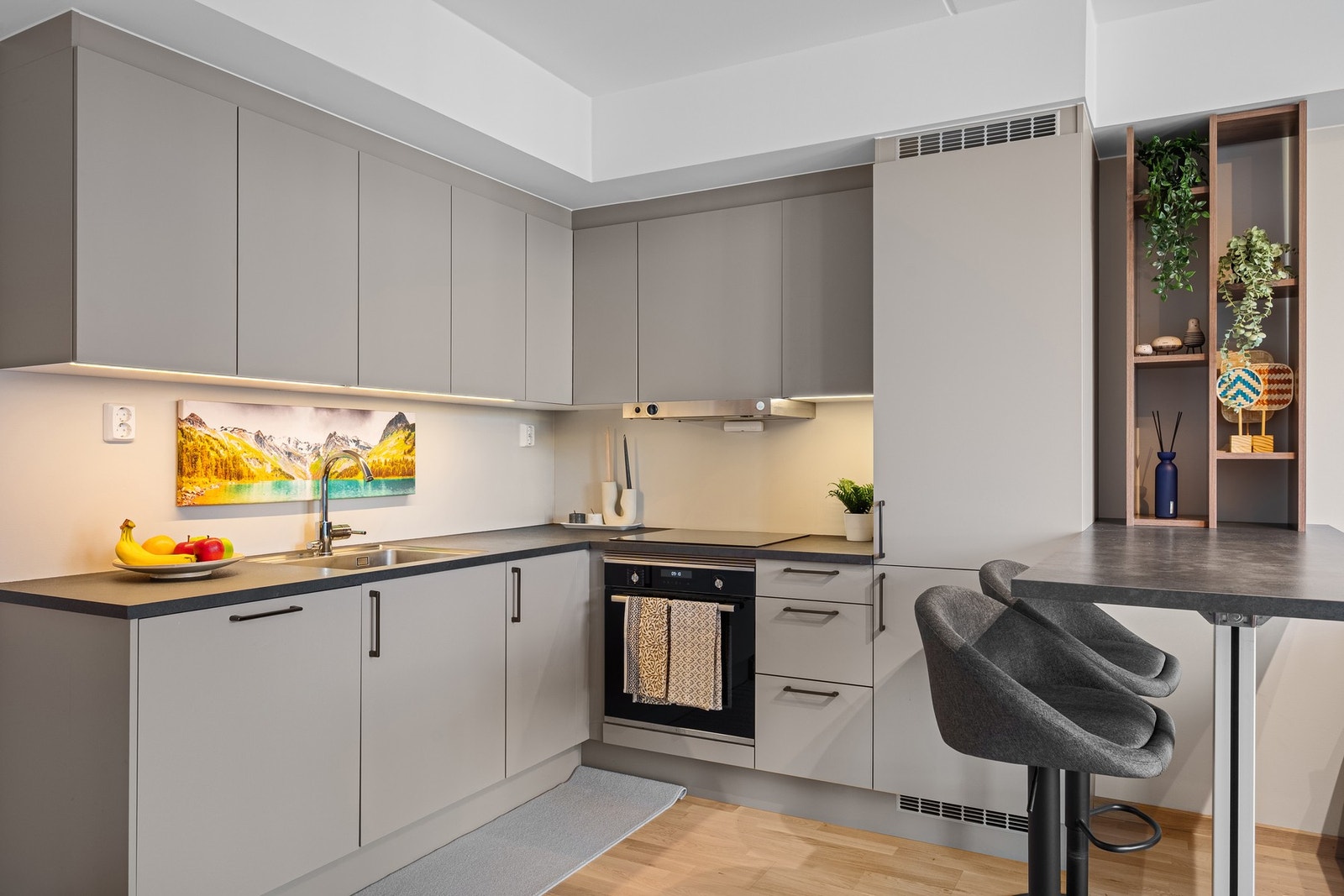 Tidløst kjøkken med glatte fronter og en slitesterk laminat benkeplate. Galleribilde