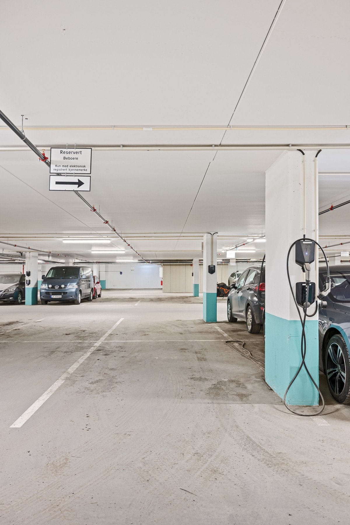 Garasjeplass med mulighet for leie av parkeringsplass ved behov. Galleribilde