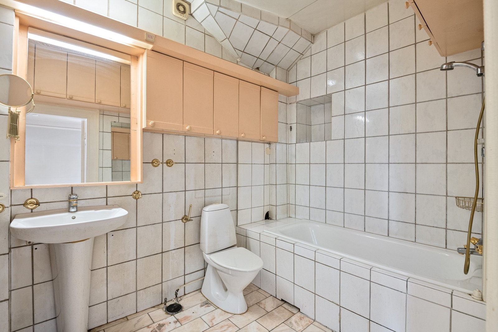 Badet har behov for totalrenovering, men rommet gir gode muligheter for å oppgradere til dagens standard og komfortnivå. Galleribilde
