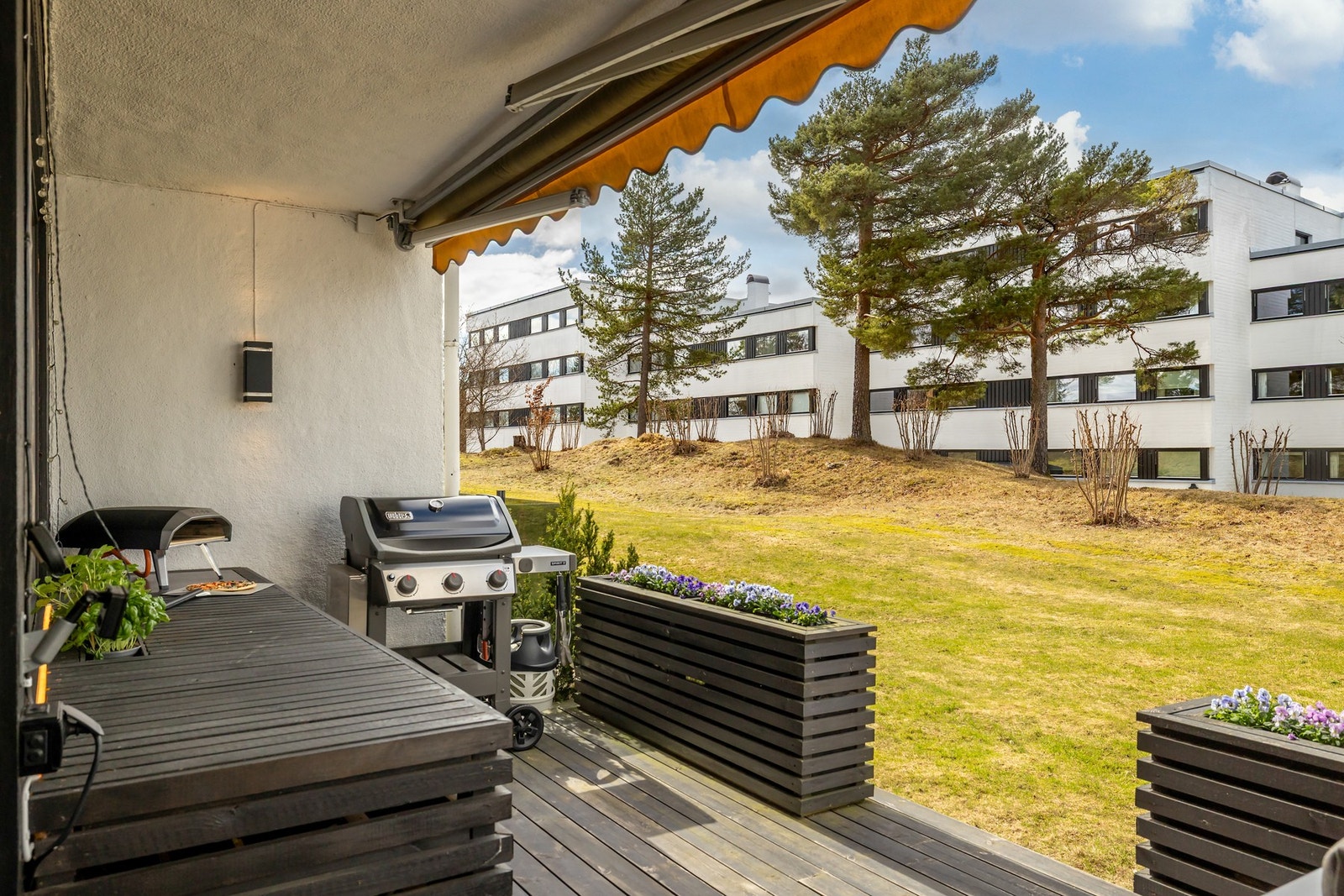Her er det god plass til utemøbler og grill. Galleribilde
