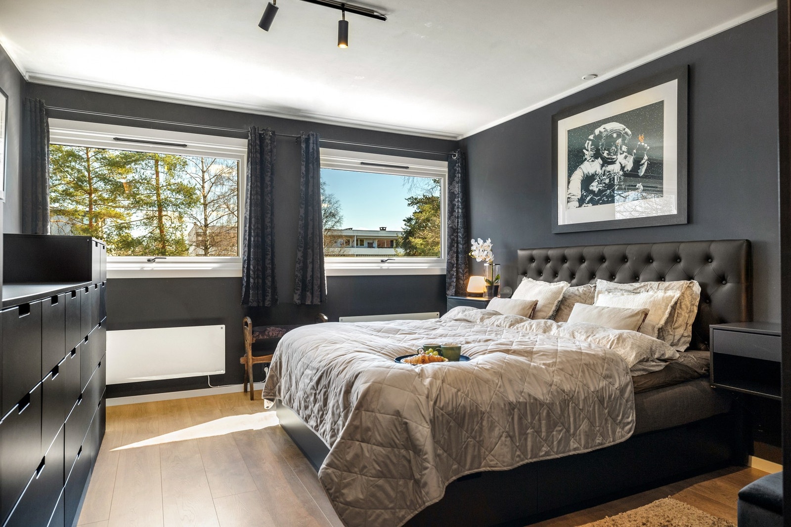 Hovedsoverommet er romslig og har god plass til dobbeltseng med tilhørende nattbord. Galleribilde