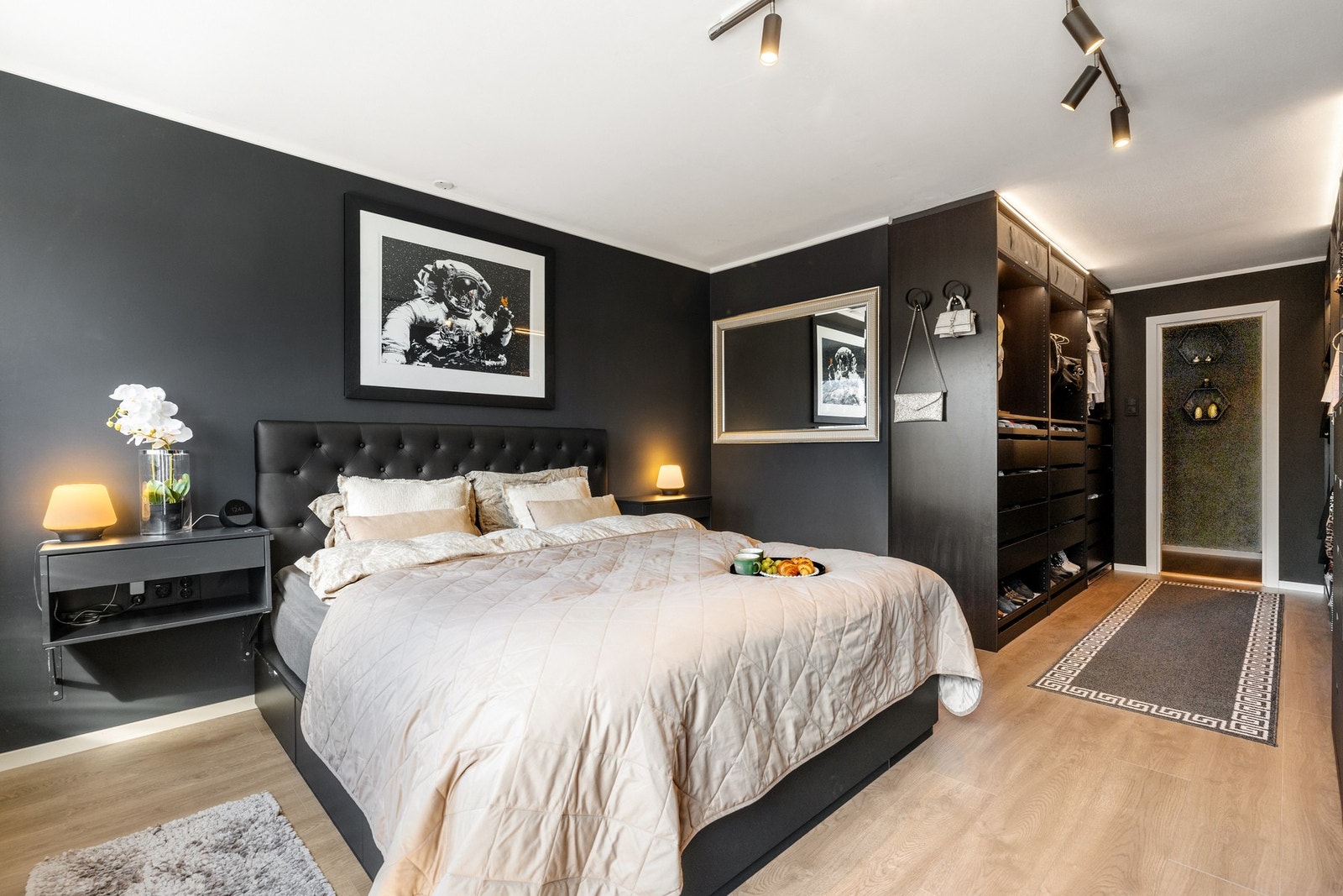 Rommet har en tilknyttet walk-in garderobe innredet med praktiske PAX-løsninger fra IKEA, som gir svært gode oppbevaringsmuligheter og en ryddig romfølelse. Galleribilde