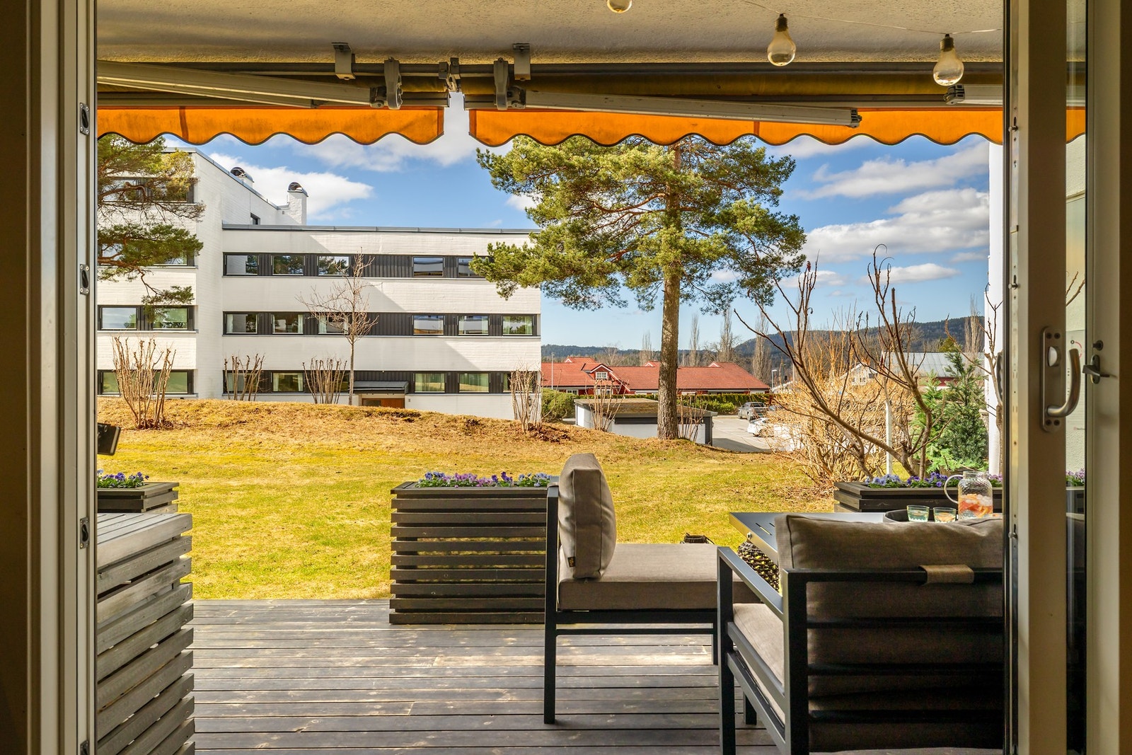 Terrasseplattingen blir en naturlig forlengelse av oppholdsrommet i sommerhalvåret. Galleribilde