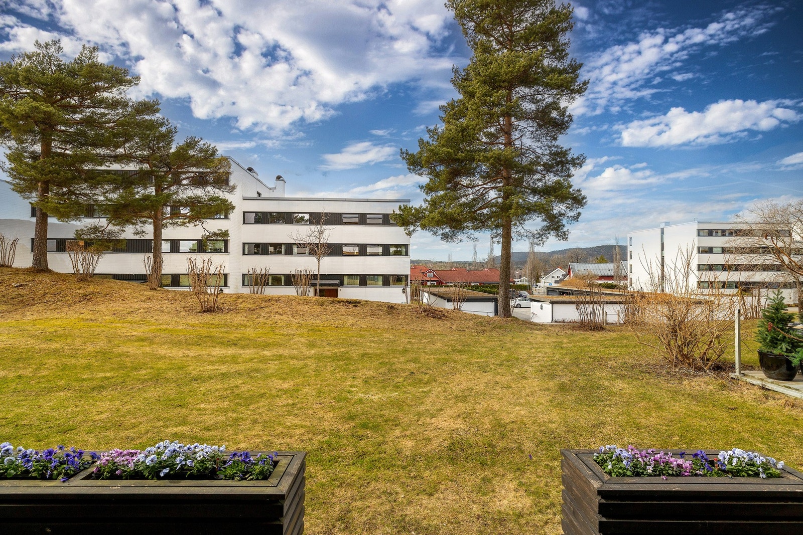Videre fra terrasseplattingen har du direkte adkomst til fellesarealer. Galleribilde