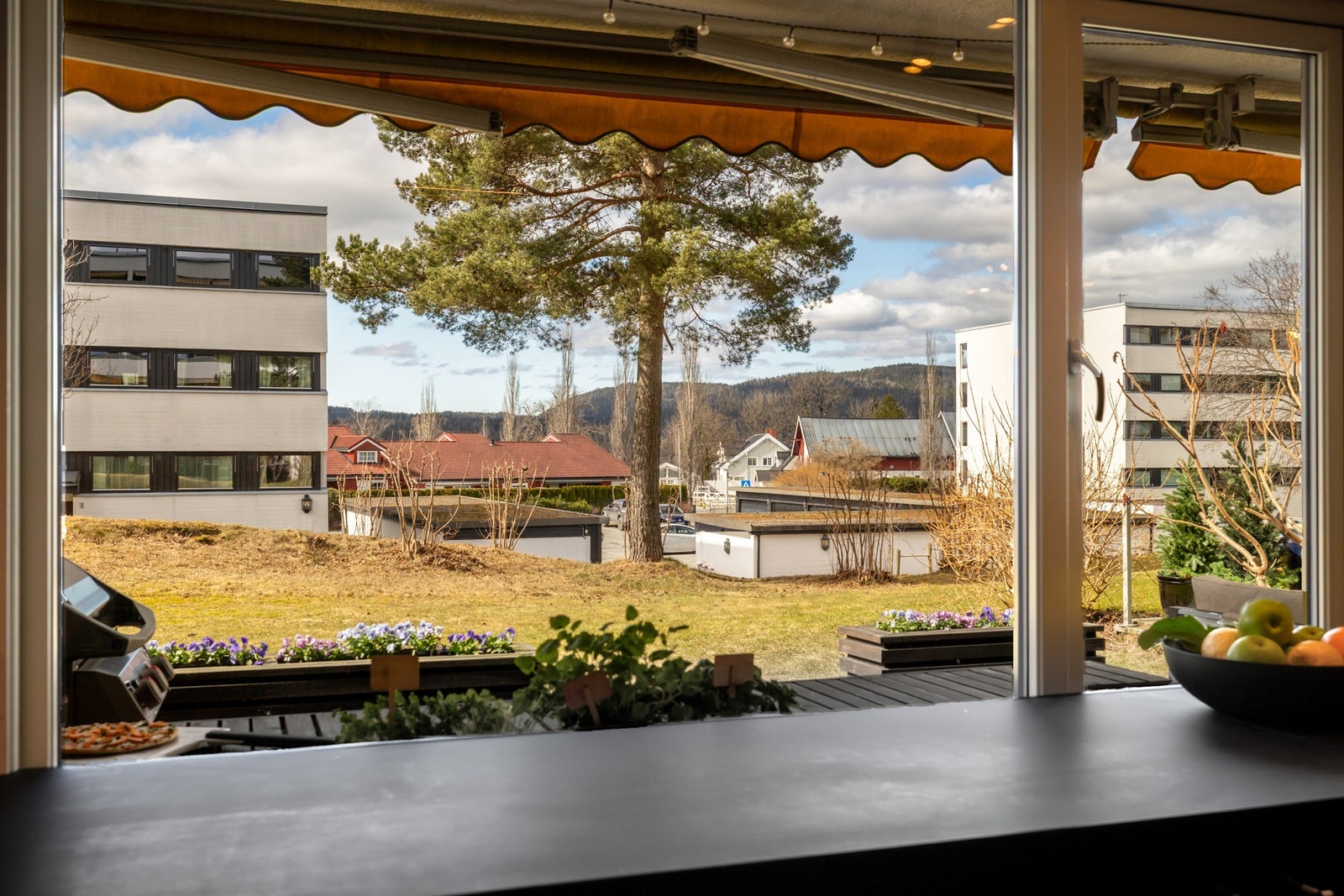 Store vindusflater over kjøkkenbenken gir godt med lys. Galleribilde