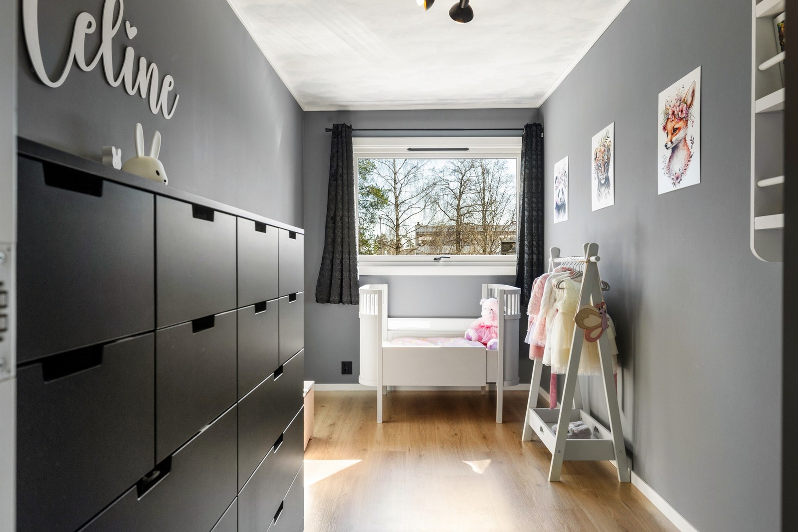 Soverom 2 er av god størrelse og passer fint som barnerom, gjesterom eller kontor. Rommet har plass til seng, tilhørende møblement og oppbevaring etter behov. Galleribilde