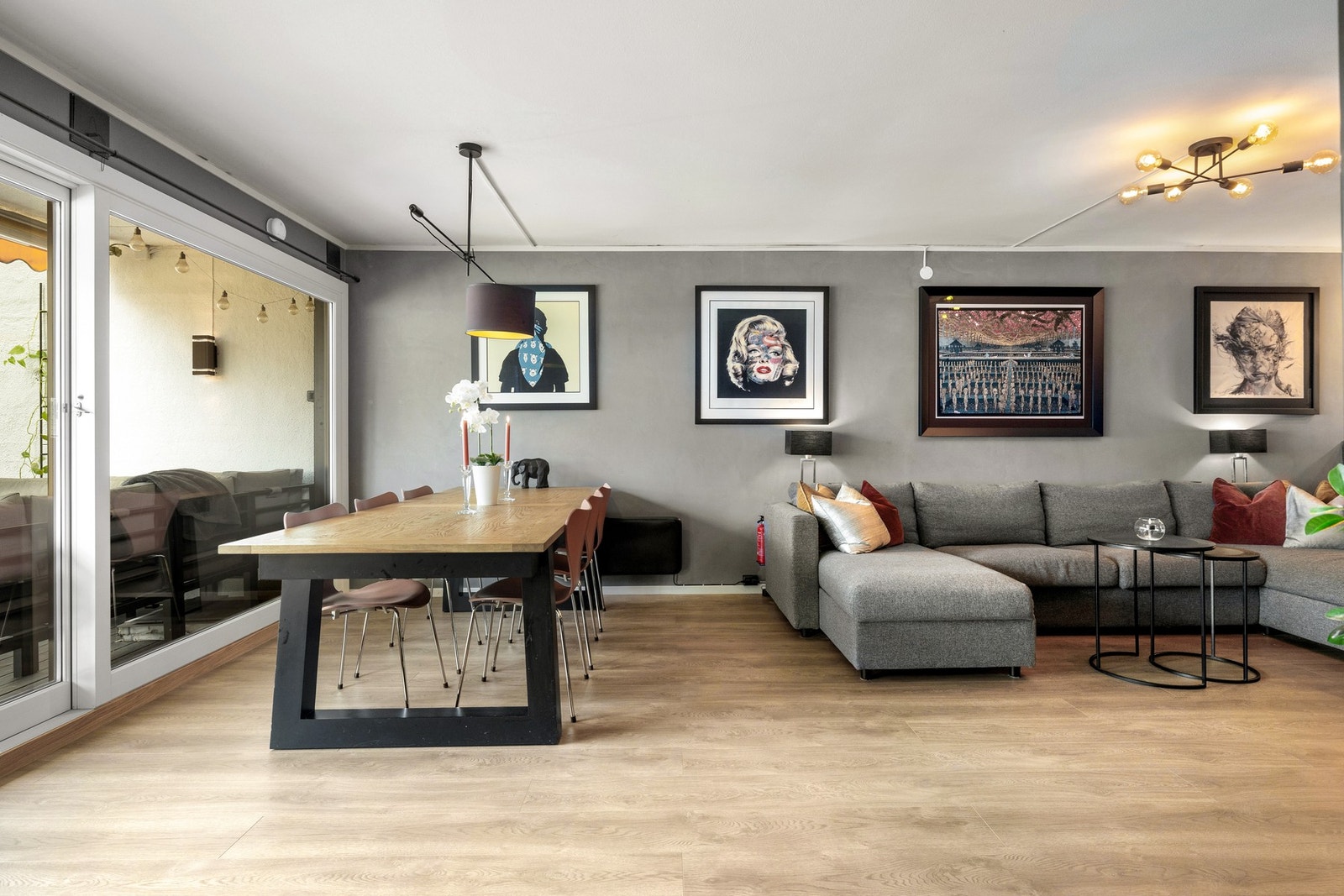 I stuen er det god plass til både sofagruppe og spisestue. Galleribilde