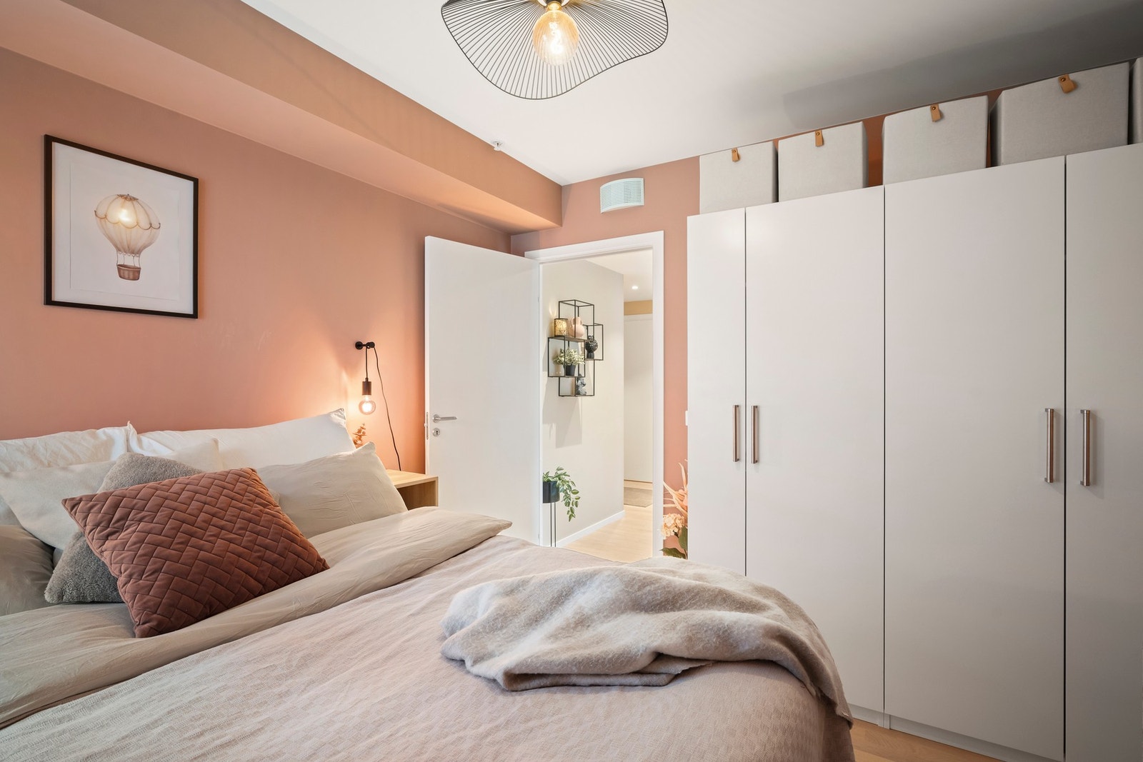 Soverom med god plass til seng og garderobeskap. Galleribilde