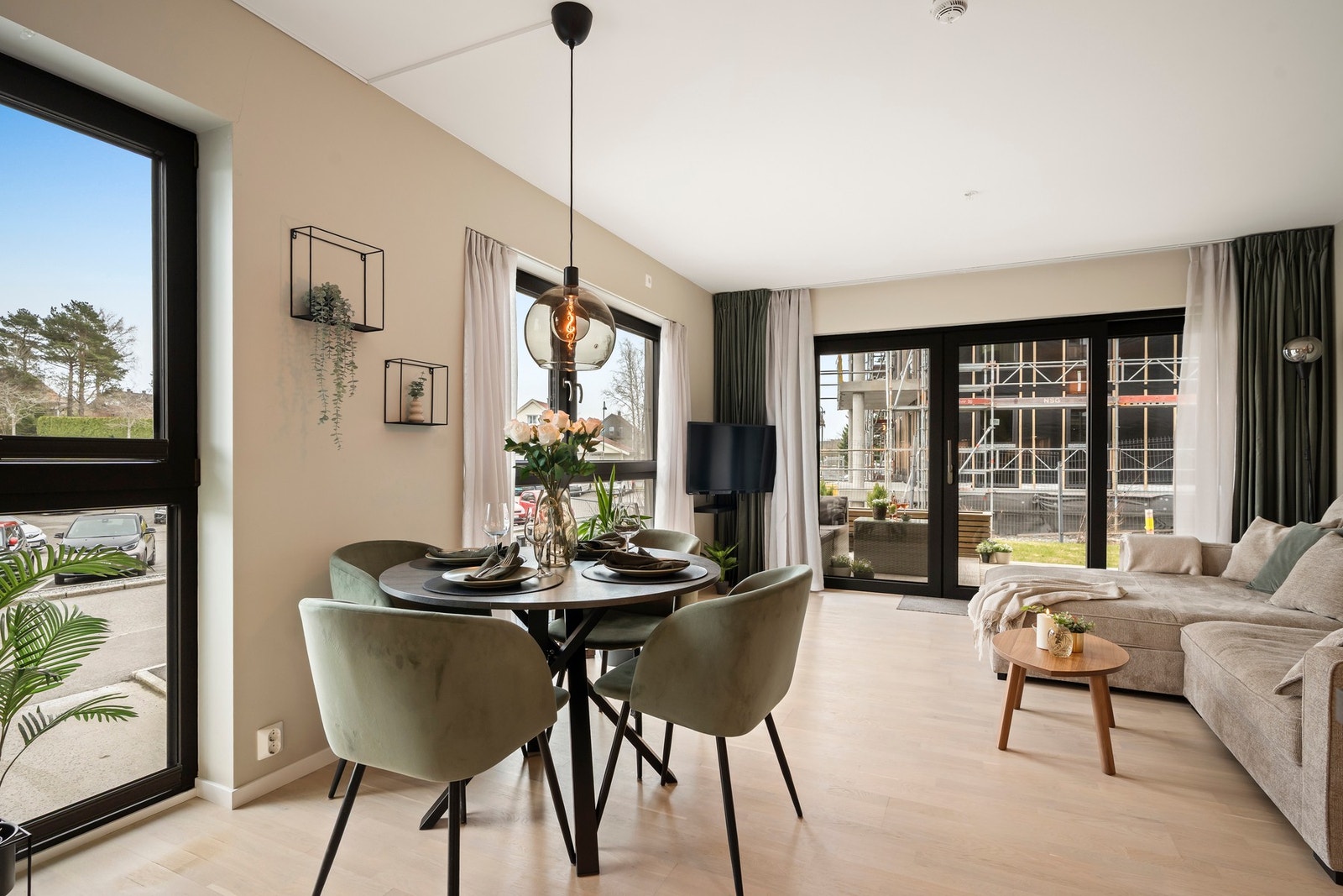 Lyse overflater i tidsriktige fargetoner. Galleribilde