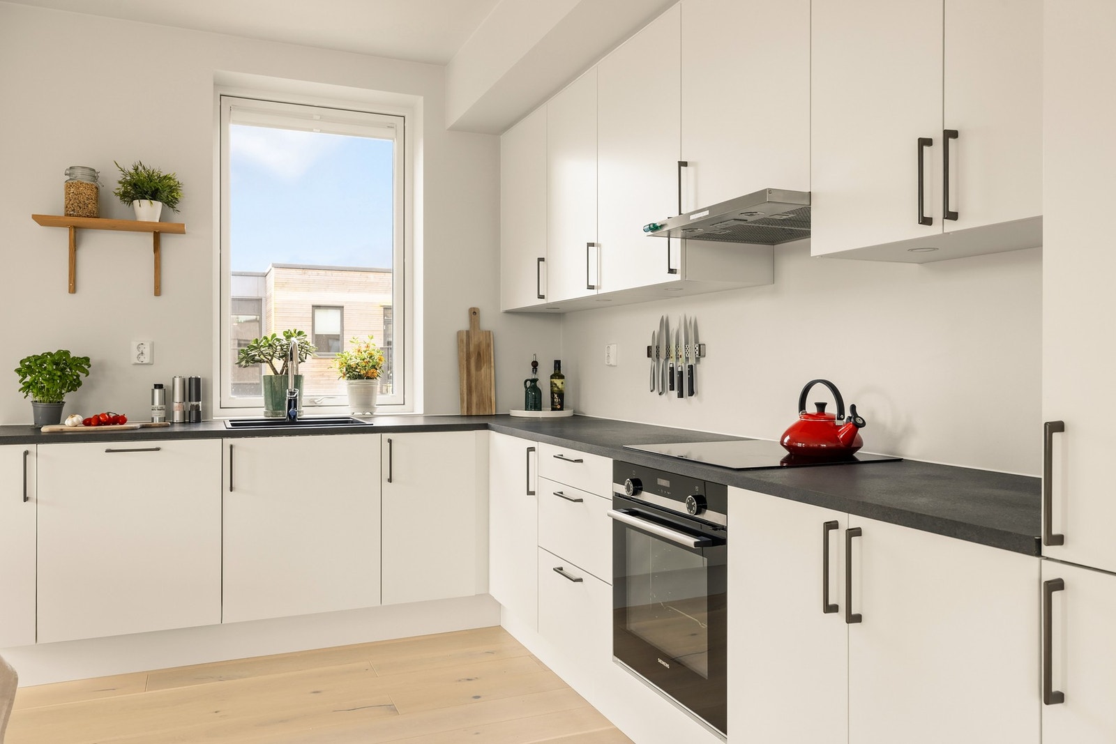 Kjøkkenet er levert av HTH og har en innredning som består av slette fronter og benkeplate av laminat. Galleribilde