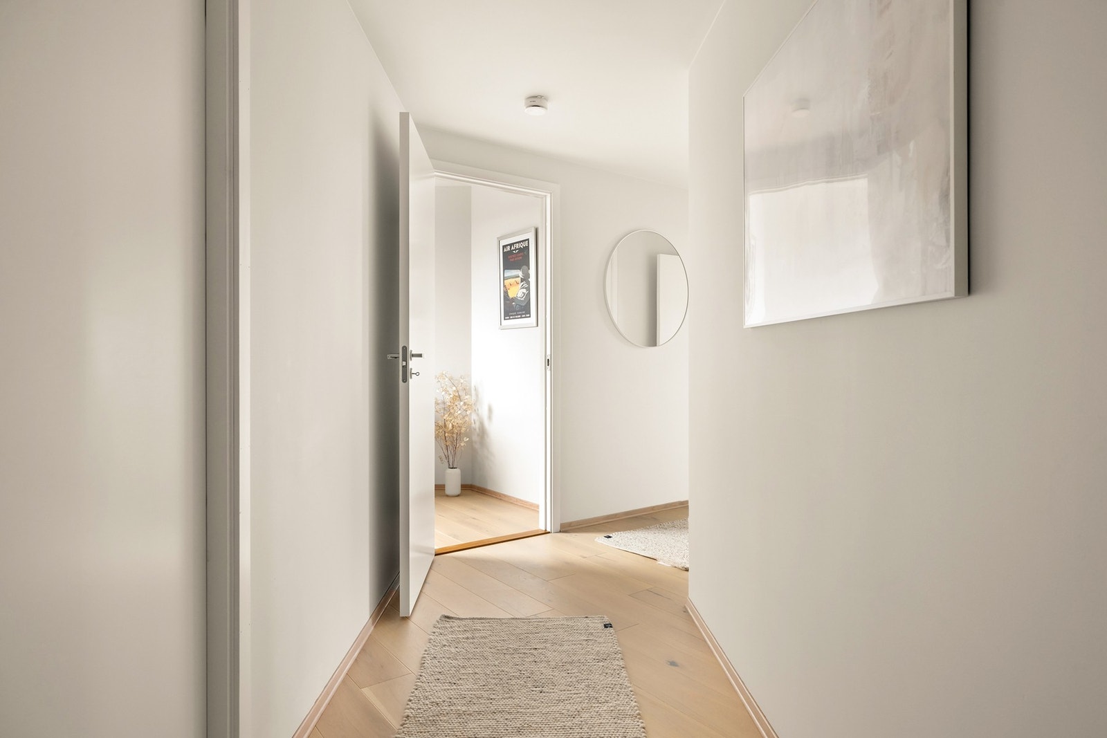 Gangen fører oss til hovedbadet og de tre soverommene. Galleribilde