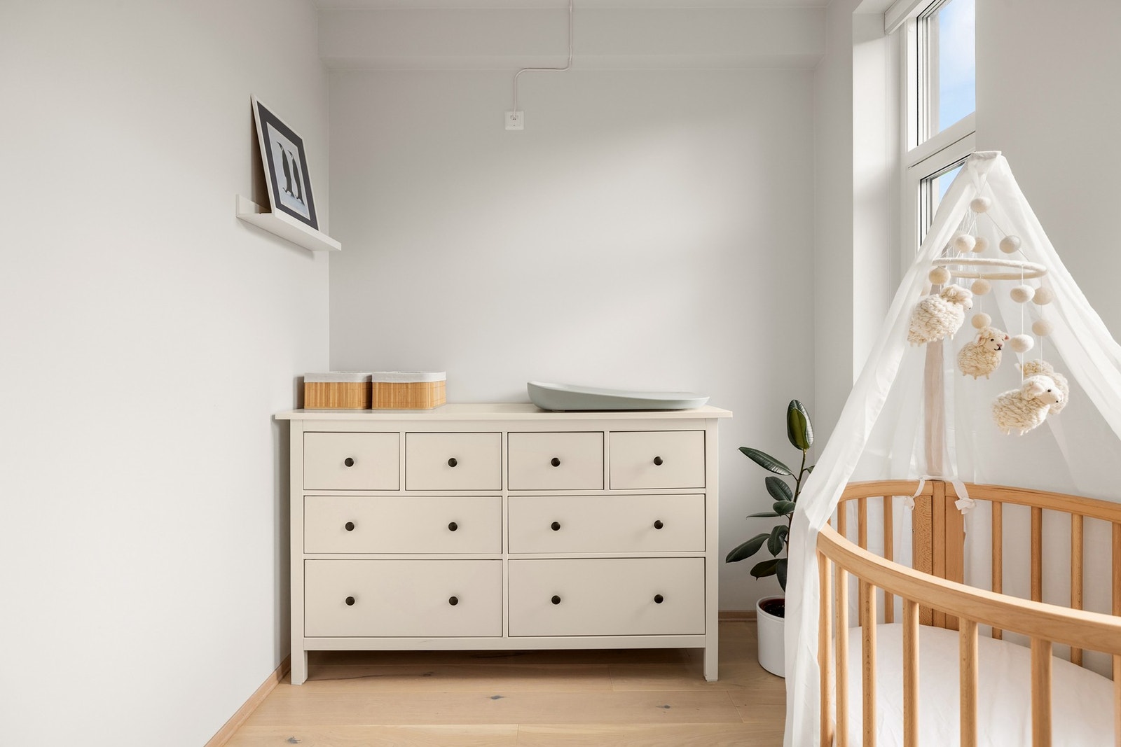 Begge rommene har god plass til seng, nattbord og garderobe. Galleribilde