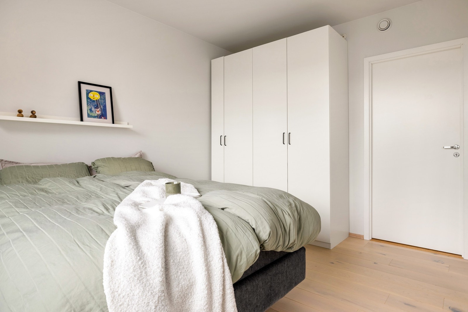 Her er det god plass til en stor seng med nattbord på hver side, samt oppbevaringsplass i en praktisk garderobe. Galleribilde