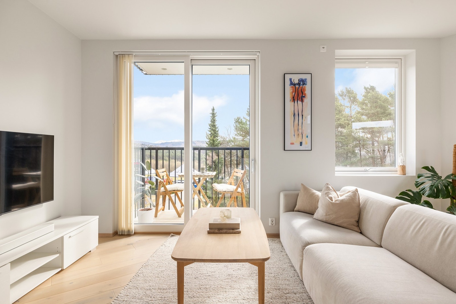 Dette er en stor og lekker 4-roms leilighet med god planløsning, to altaner med gode solforhold omtrent hele dagen og fast parkeringsplass i felles garasjeanlegg. Galleribilde
