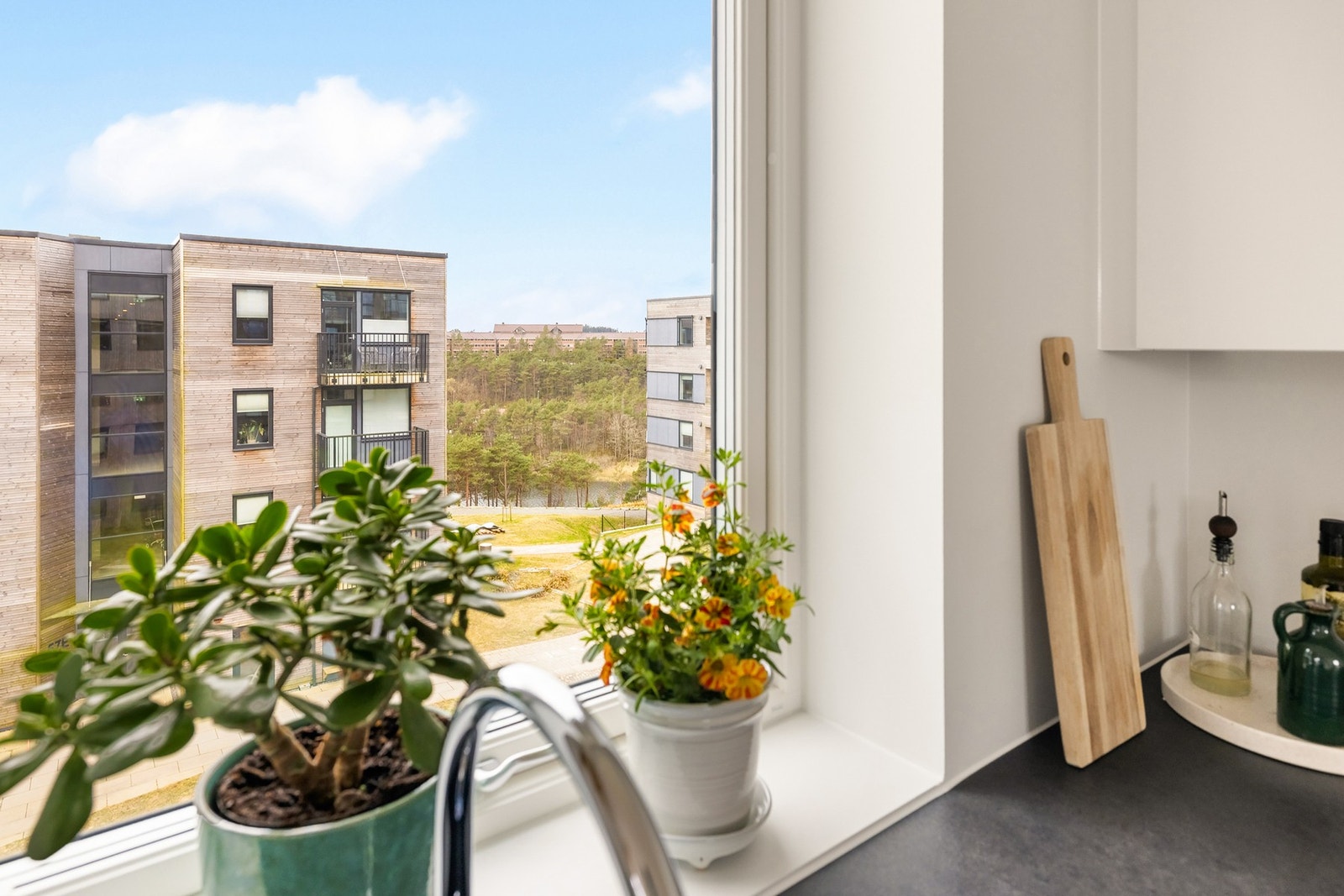 Her er det godt med oppbevaringsplass i skuffer og skap, samt arbeidsplass på benkeplaten. Galleribilde