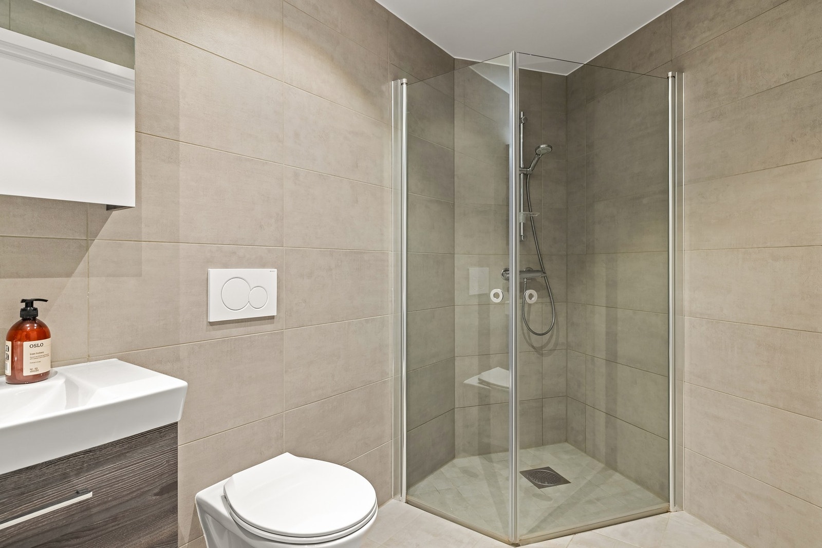Hovedbadet måles til 5,8 kvm. og er helfliset med innfelte downlights i himling, og underliggende varmekabler. Galleribilde