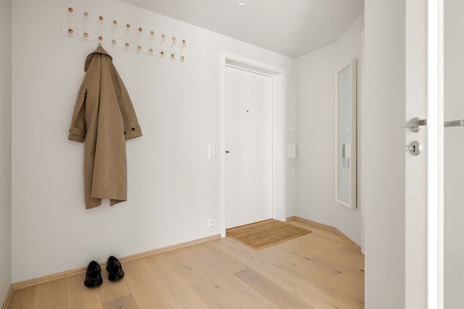 Entréen måles til 5,5 kvm. og har god plass til oppbevaringsløsninger til yttertøy og sko. Galleribilde