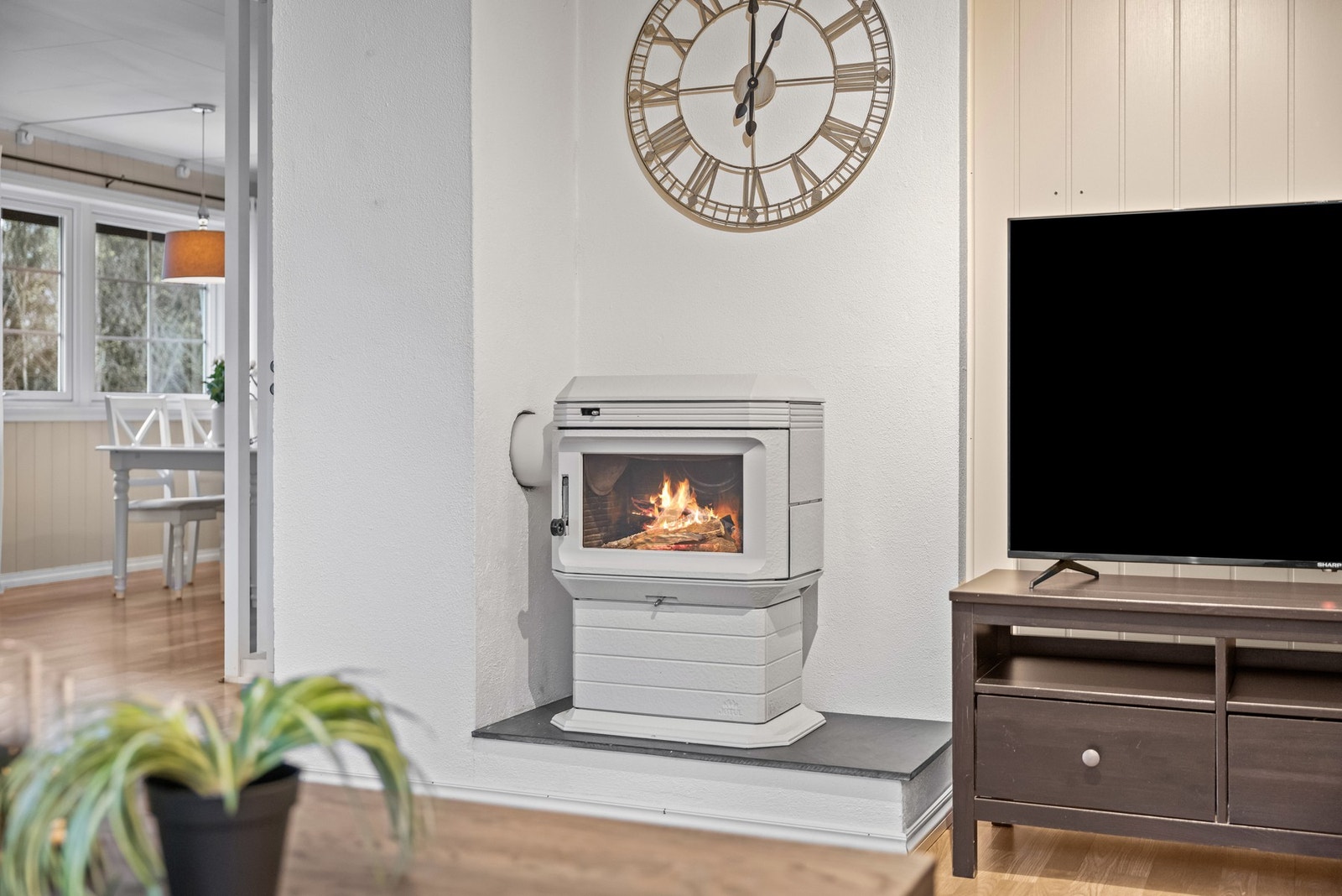 I tillegg bidrar den stemningsfulle peisovnen til både varme og ekstra hygge på kjølige dager. Galleribilde