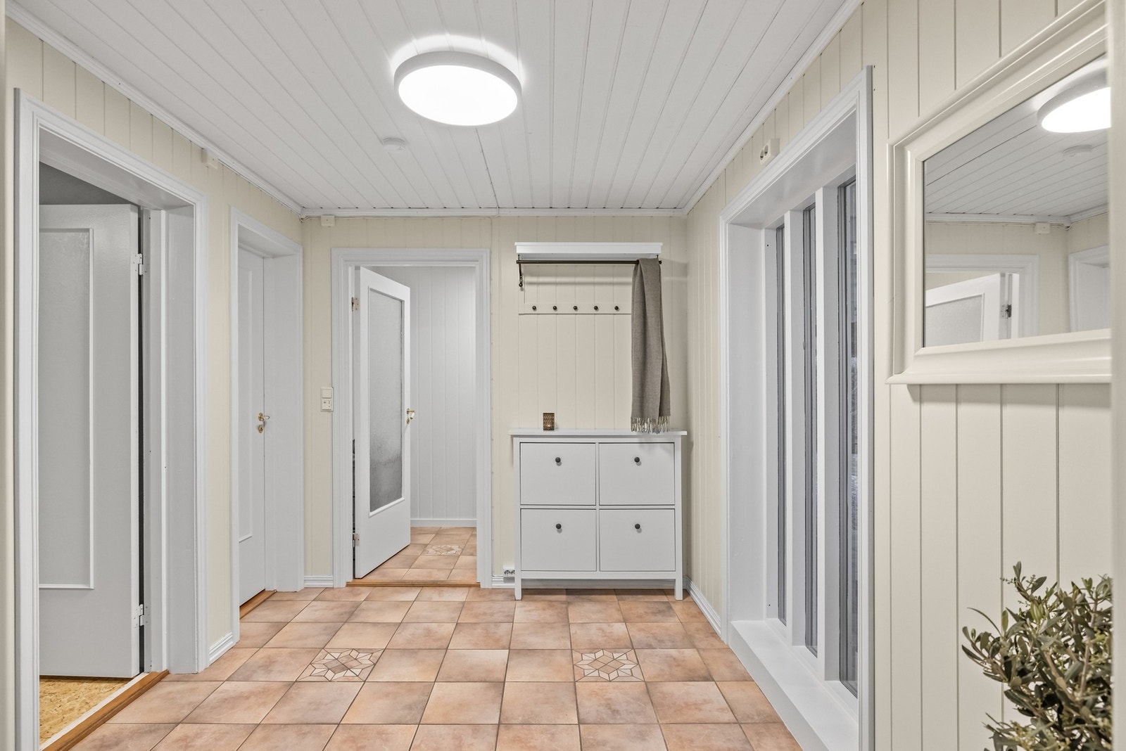 Her er det også gode oppbevaringsmuligheter, slik at yttertøy og sko enkelt kan holdes ryddig på plass. Galleribilde