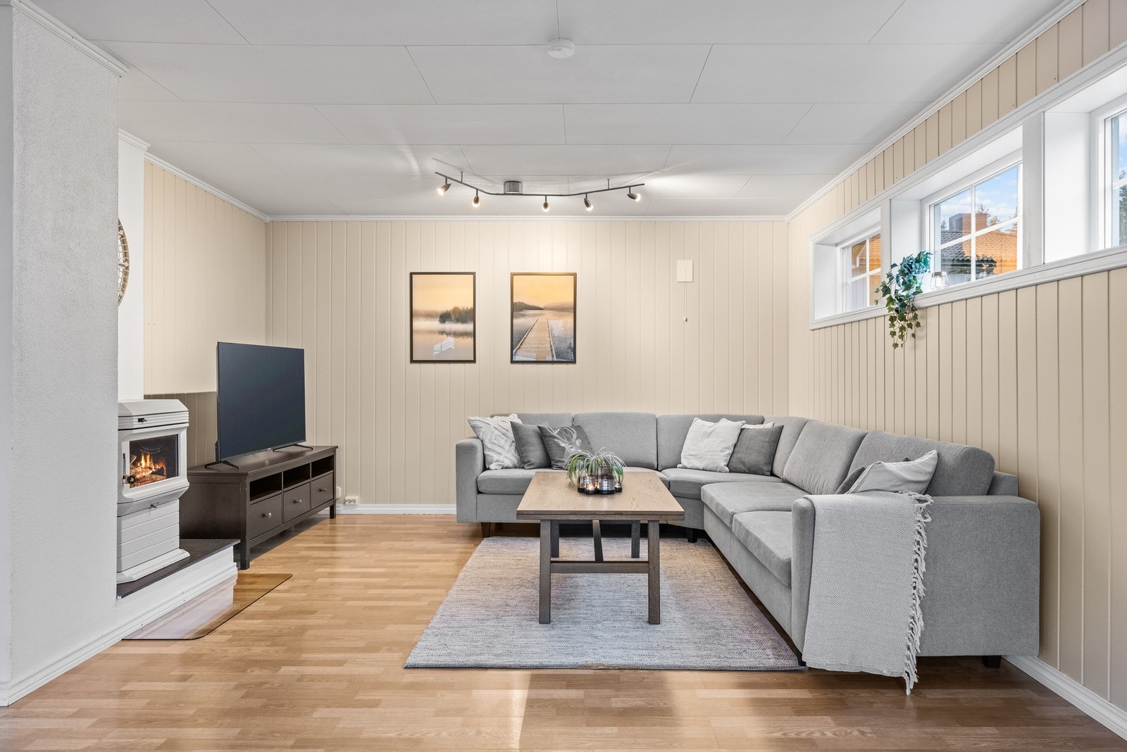 Her er det fint plass til en stor hjørnesofa med TV på vegg eller på tv-bord. Galleribilde