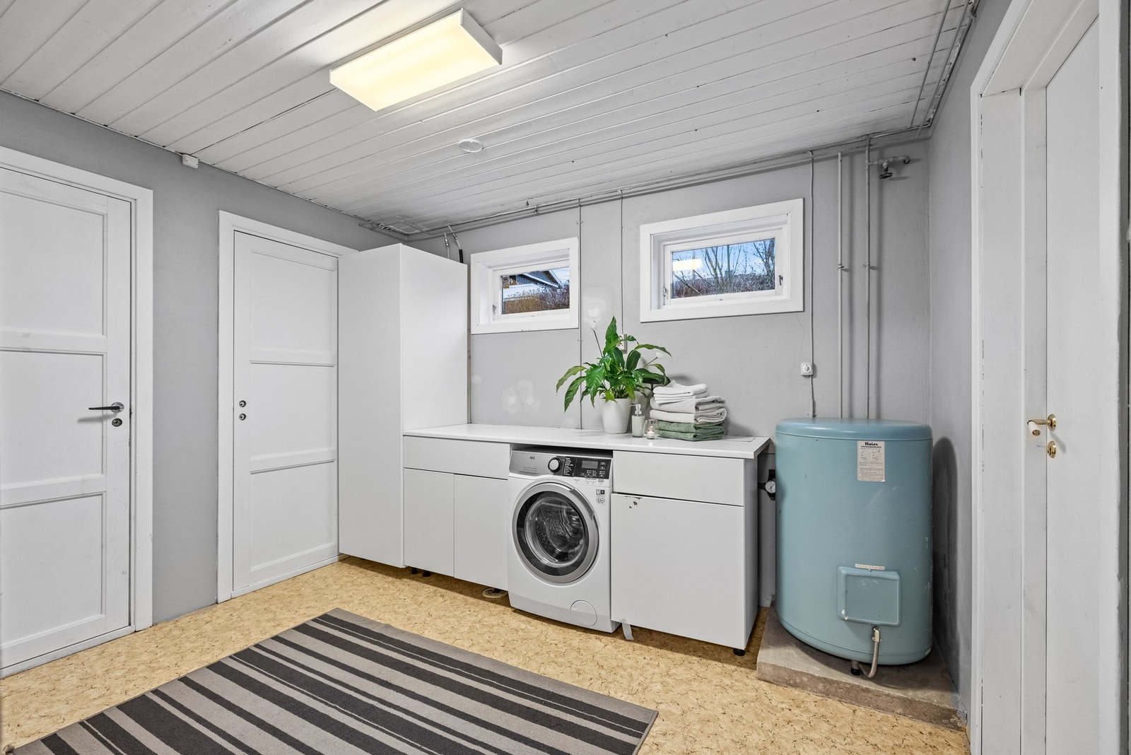 Vaskerommet har en praktisk tilknytning til to store innvendige boder, noe som gir svært gode oppbevaringsmuligheter. Galleribilde