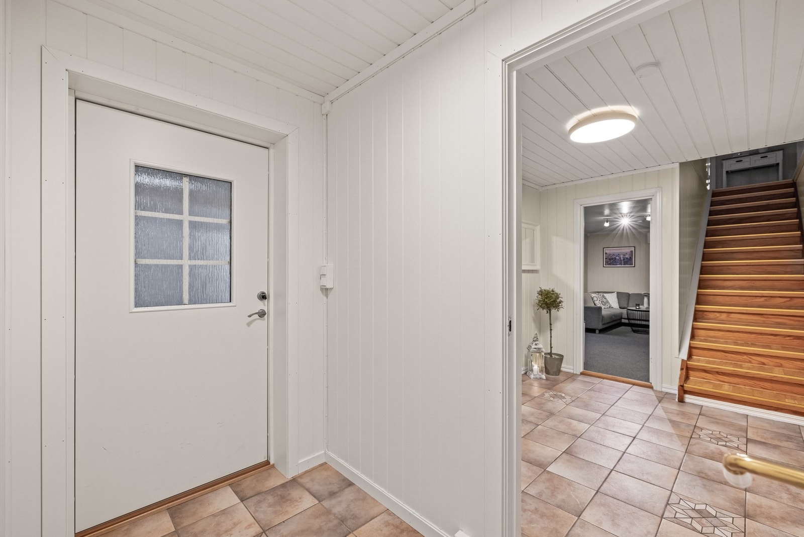 Her møtes du av en praktisk entré som glir naturlig over i en romslig hall med flotte vindusflater som slipper inn godt med lys. Galleribilde