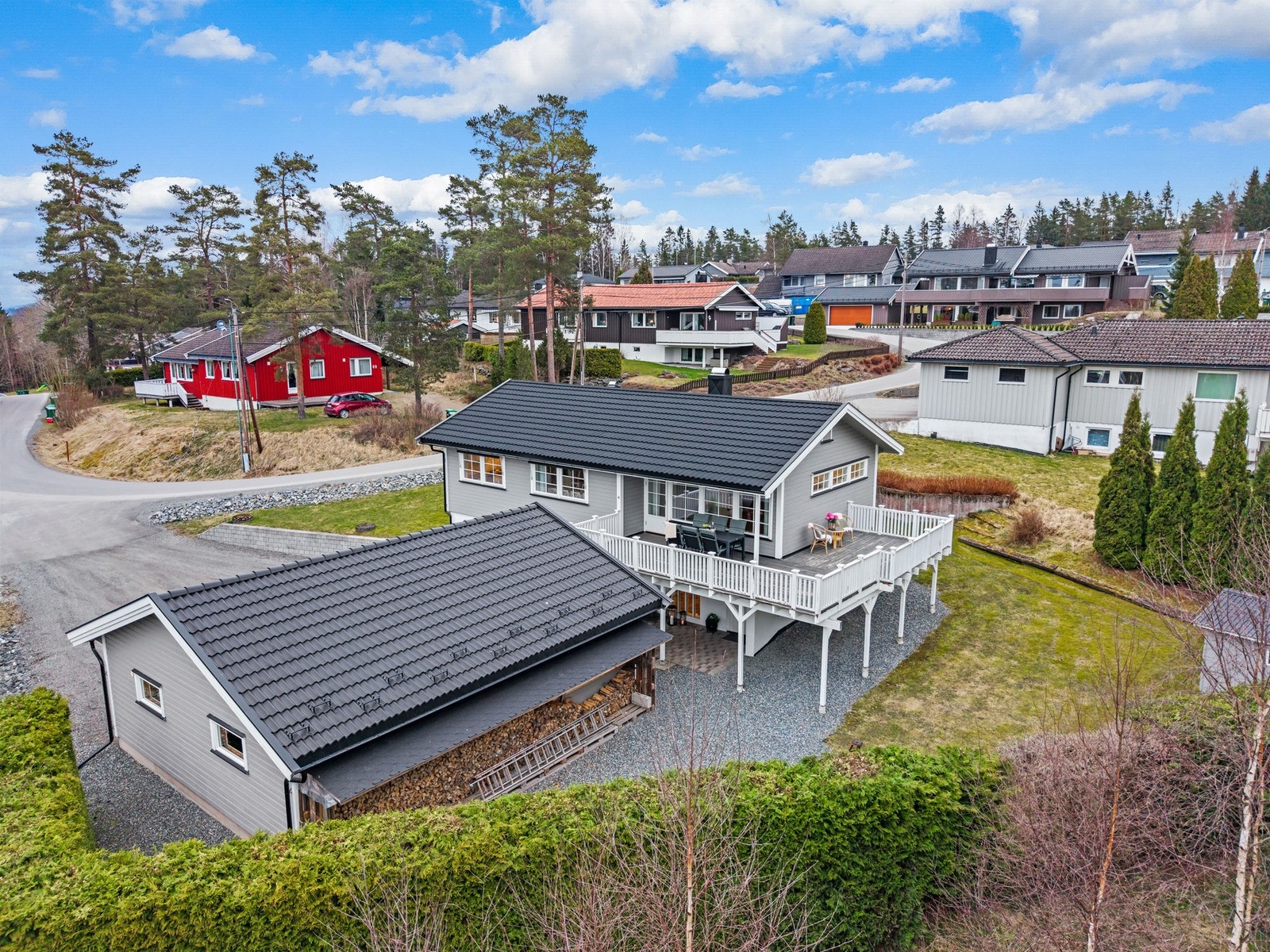 Gårdsplassen er opparbeidet med singel og har en solid brosteinsmur som rammer området fint inn. Galleribilde