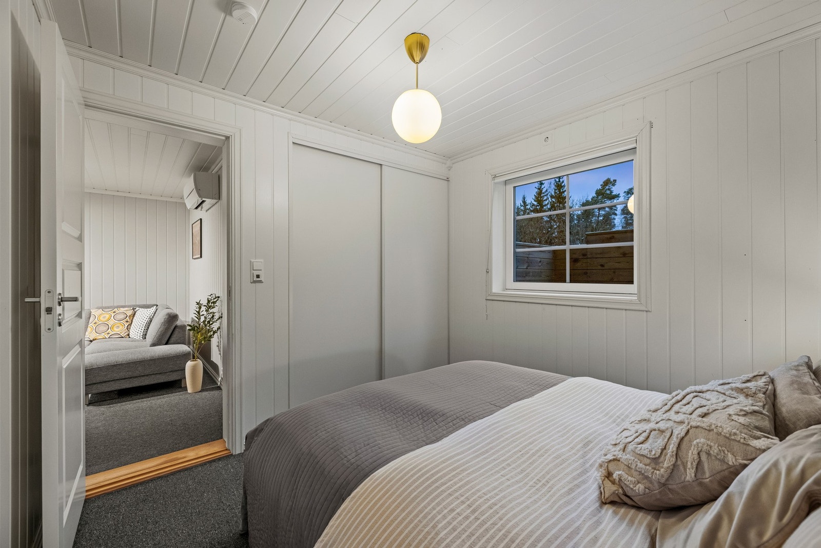 Det er i senere tid satt inn større vindu, samt etablert skyvedørsgarderobe med gode oppbevaringsmuligheter. Galleribilde