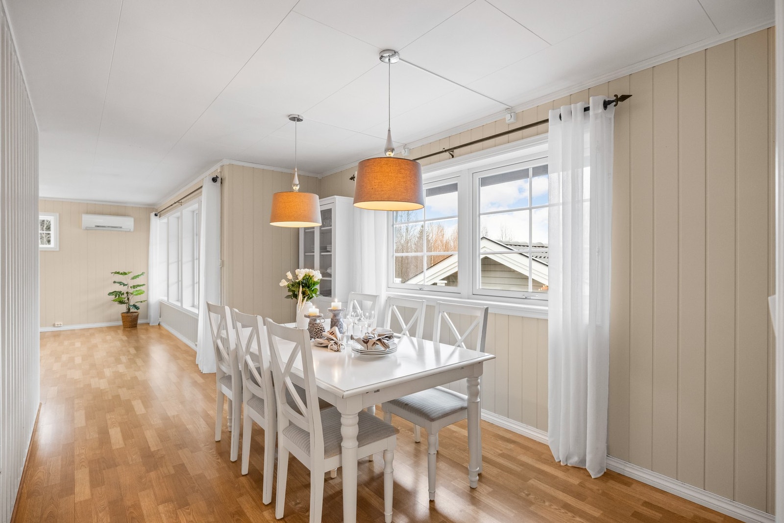 Spisestuen er perfekt for både hverdagsmiddager eller større hyggelige lag. Galleribilde