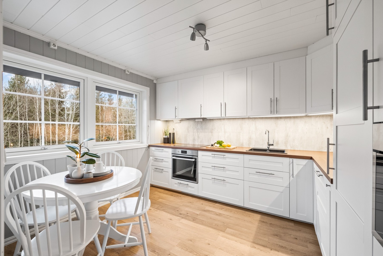 Kjøkkenet ble oppgradert i 2019 og fremstår moderne og funksjonelt med lyse, glatte fronter og laminert benkeplate. Galleribilde