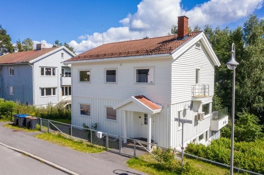 Fasade hus med entrè Galleribilde