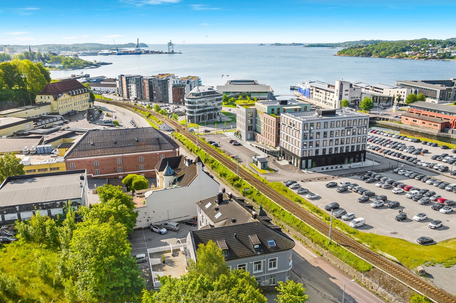 Denne stilfulle bygården ble bygget på 1800-tallet og er rik på handelshistorie fra Larvik by. Bygningen ble bygget om til eierleiligheter i 2013 Galleribilde