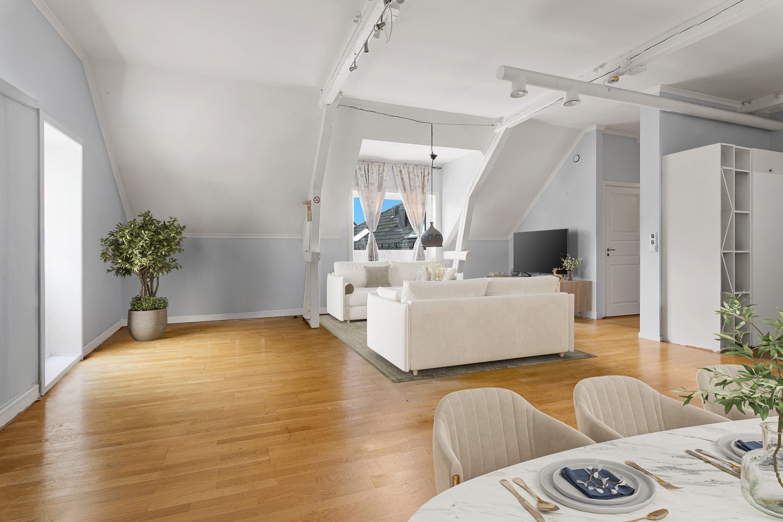 Alle rom bærer preg av romslig, tradisjonell stil med mye potensiale til å gjøre det til sitt eget. Digital styling Galleribilde