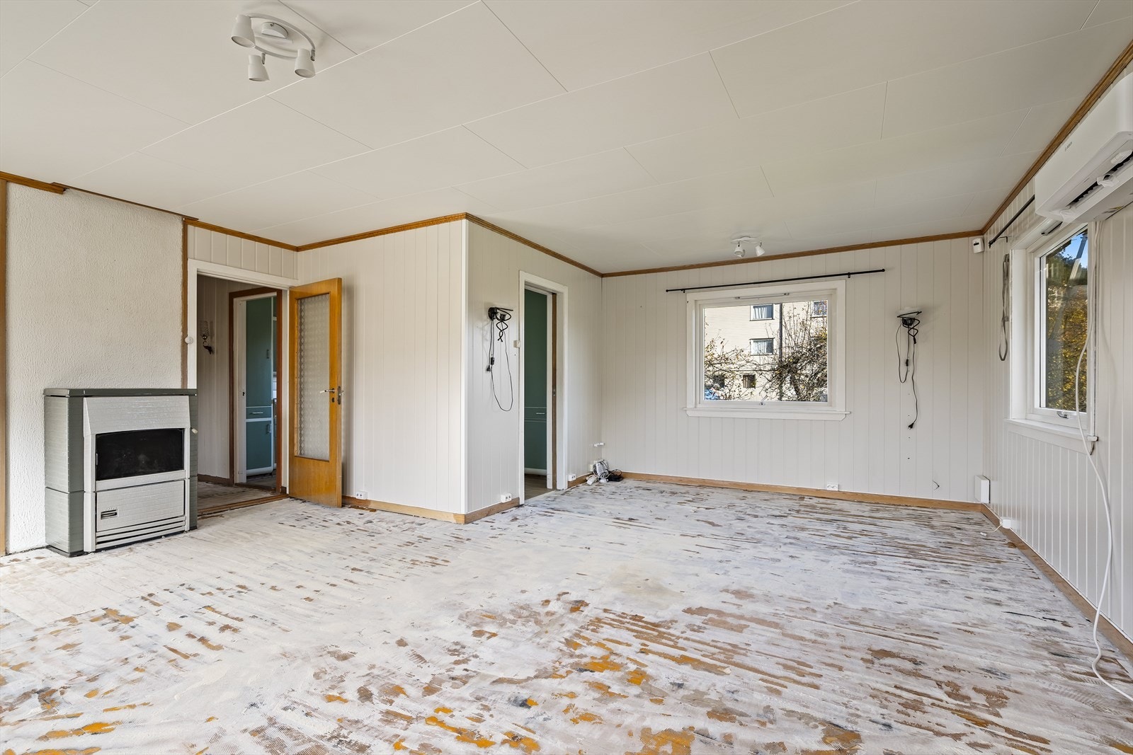 Stuen er lys og romslig med store vindusflater som slipper inn godt med dagslys fra tidlig morgen, og har utgang til en flislagt, østvendt veranda med gode solforhold utover dagen og kvelden. Galleribilde