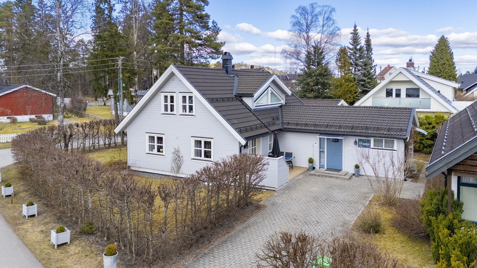 Velkommen til Almeveien 12! En attraktiv familiebolig med garasje, beliggende i et etablert og rolig boligfelt med nærhet til "alt" Foto: Stefan Borup Galleribilde