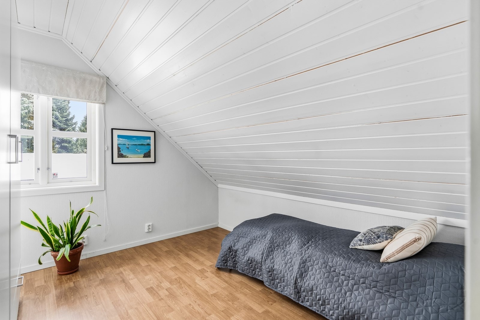 Rommene har plass til seng, nattbord, garderobeløsning og skrivebord. Galleribilde