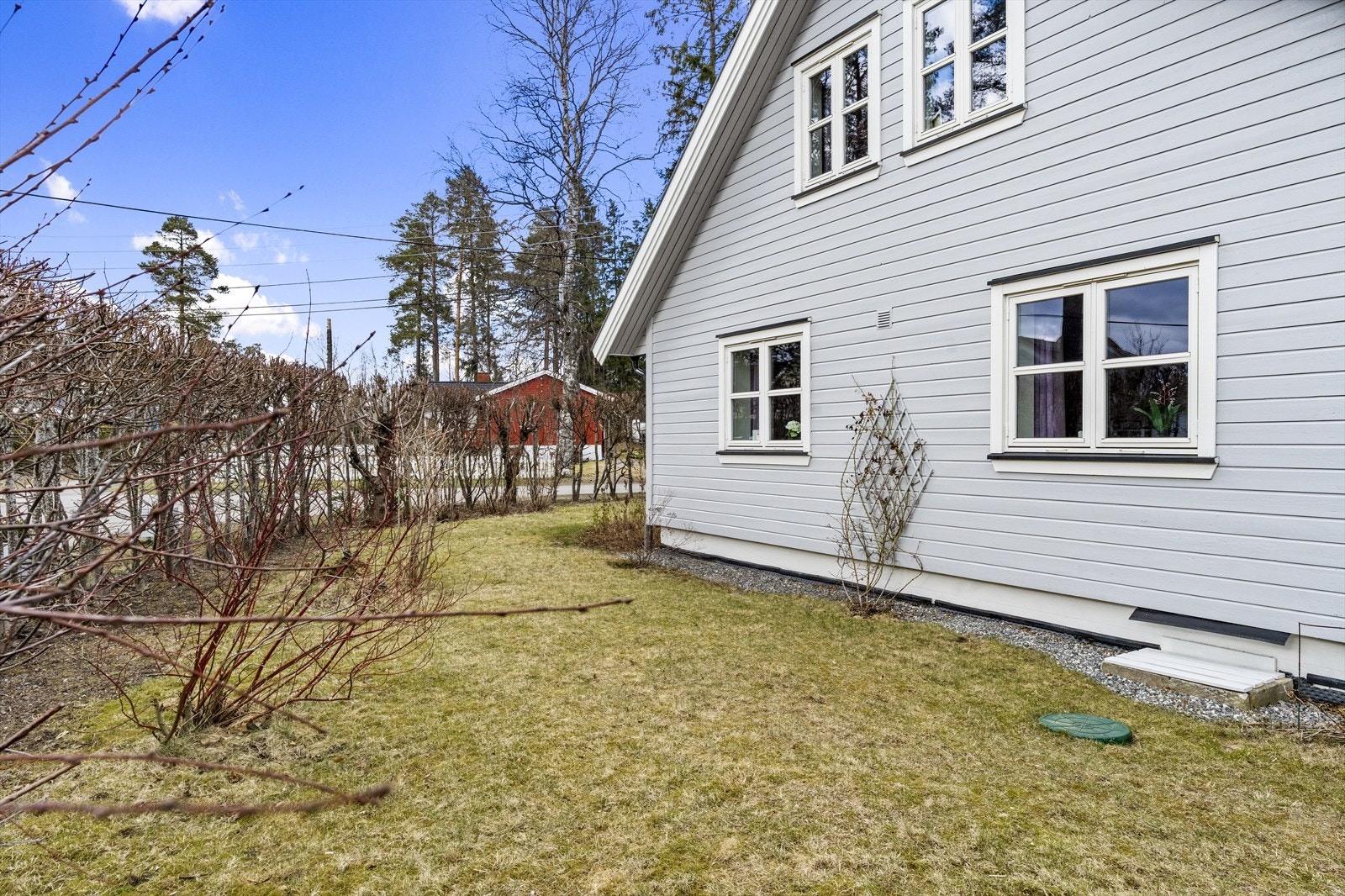 Koselig hage som blir godt skjermet på sommerstid med hekk. God plass til ballspill, trampoline og lek. Galleribilde