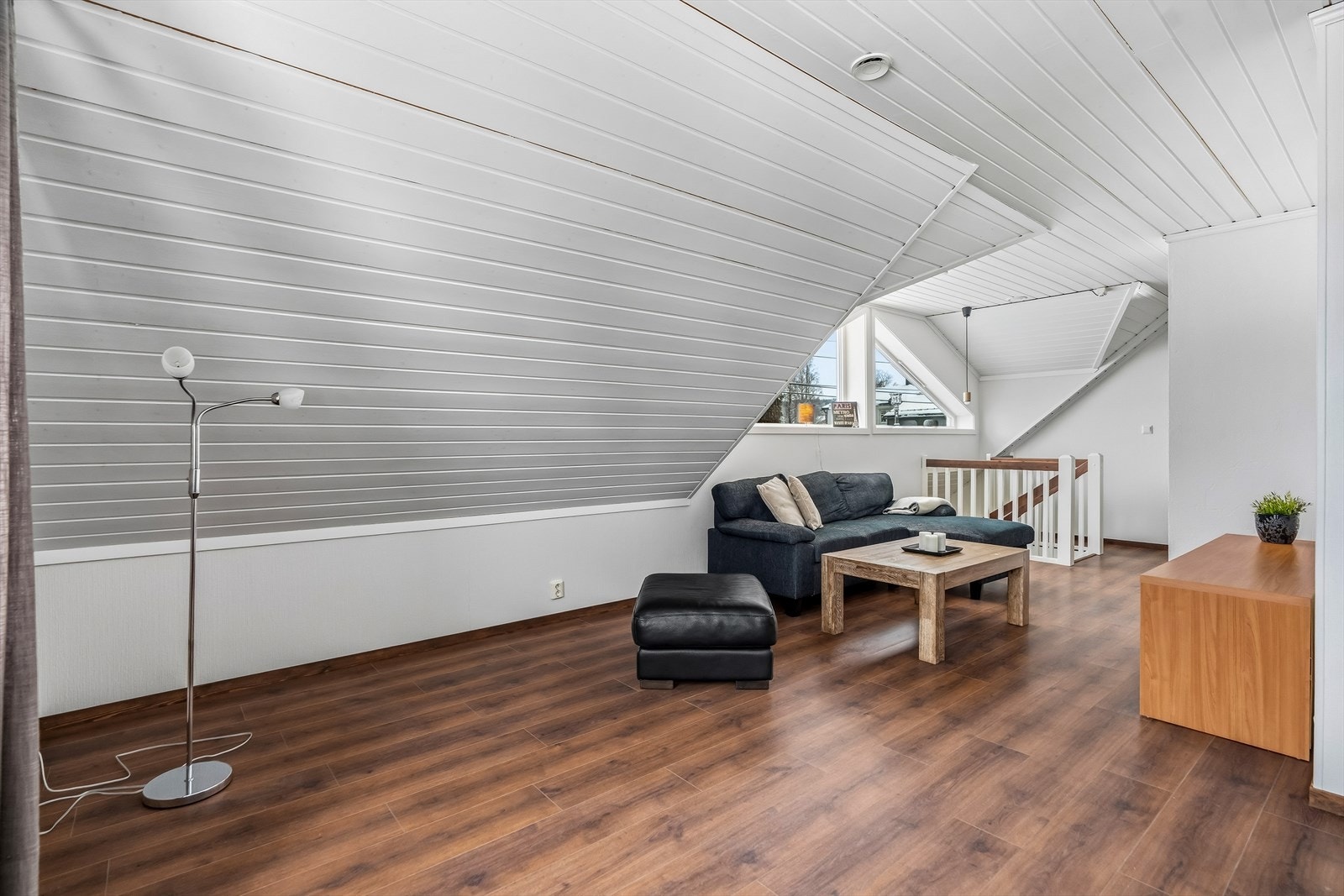 Rommet har skråtak og rikelig med vindusflater. Galleribilde