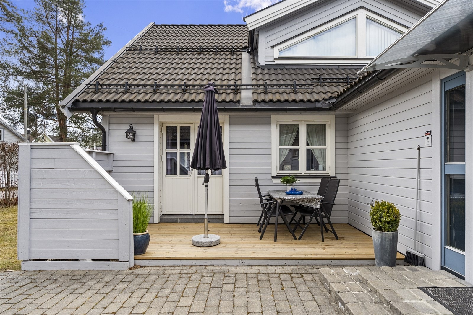 Ved inngangspartiet er det tilgang til en hyggelig og skjermet terrasse på 11 kvm. Galleribilde
